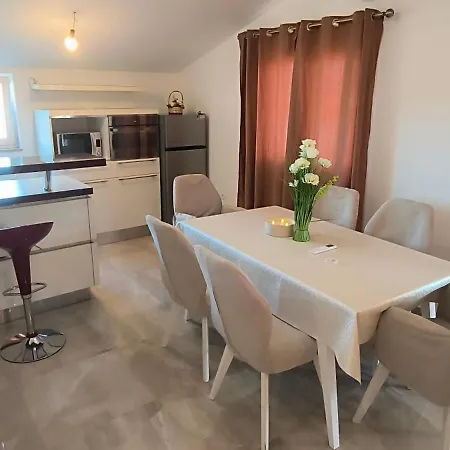 Maja - 3 Bedrooms Apartman Galovac (Zadar)